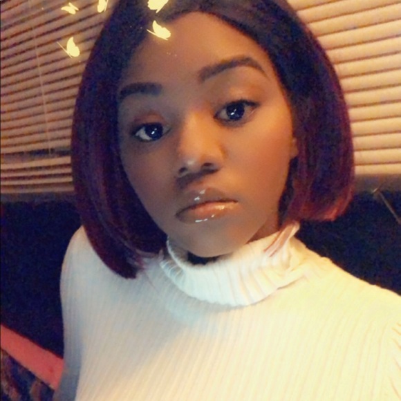 Meet your Posher, Jona🥰 Feel free to message me! - Picture 3 of 8